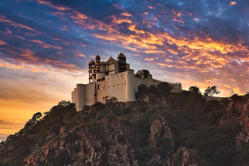 Lakeside Udaipur Tour With Premium Lake-Area Stay and Boat Ride